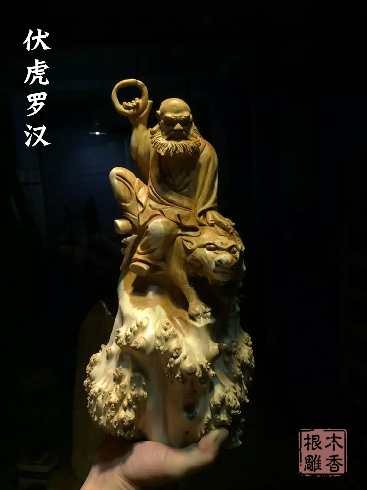 崖柏根雕艺人手中的《十八罗汉》